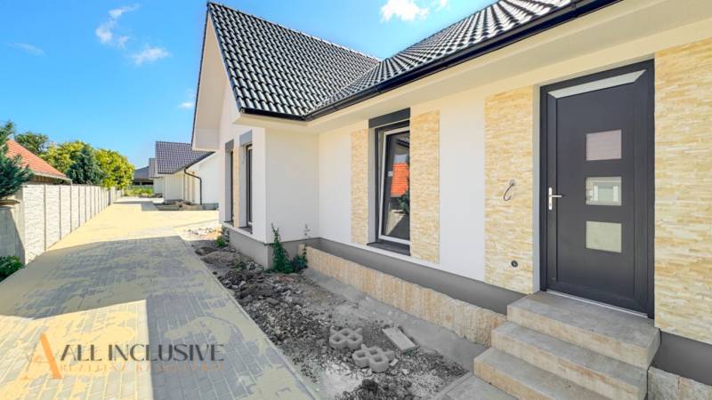 NOVINKA!!! MODERNÉ NOVOSTAVBY NA KĽÚČ | ZLATÉ MORAVCE  - Rodinný dom na Vajanského ulici, Zlaté Moravce, s dlaždeným chodníkom a záhradou.