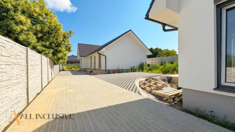 NOVINKA!!! MODERNÉ NOVOSTAVBY NA KĽÚČ | ZLATÉ MORAVCE  - Rodinný dom na Vajanského ulici v Zlatých Moravciach s dláždeným dvorom a oplotením.