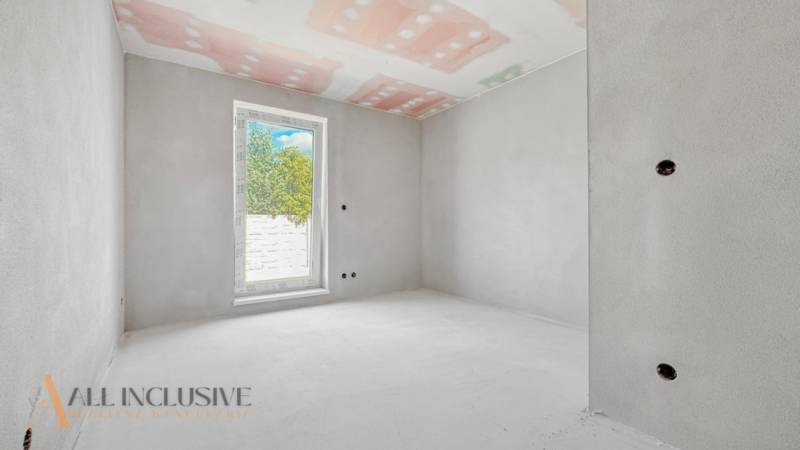 NOVINKA!!! MODERNÉ NOVOSTAVBY NA KĽÚČ | ZLATÉ MORAVCE  - Nedokončená izba v rodinnom dome s oknom a pohľadom na záhradu.
