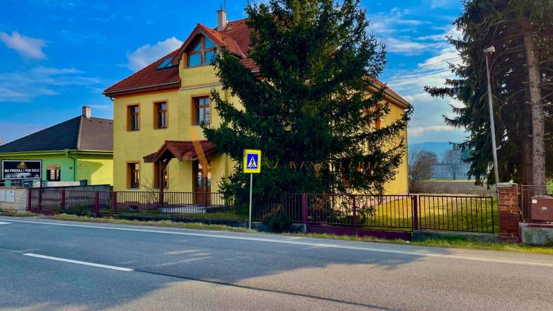  POLYFUNKČNÝ OBJEKT | CHRABRANY | TOPOĽČANY - Žltá budova na ulici Chrabrany v Topoľčanoch s oznamom o predaji.