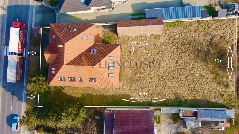  POLYFUNKČNÝ OBJEKT | CHRABRANY | TOPOĽČANY - Letecký pohľad na budovu a pozemok na ulici Chrabrany v Topoľčanoch so studňou.