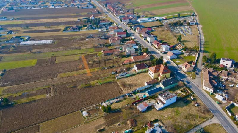  POLYFUNKČNÝ OBJEKT | CHRABRANY | TOPOĽČANY - Letecký pohľad na Chrabrany v Topoľčanoch s vidieckymi budovami a poľami.