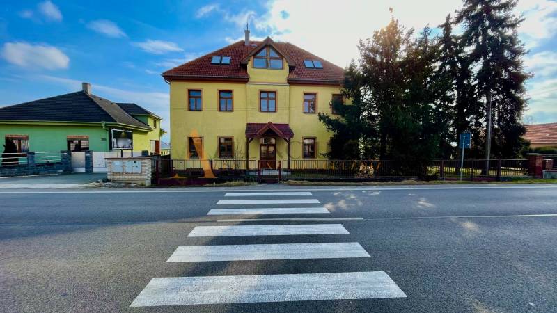  POLYFUNKČNÝ OBJEKT | CHRABRANY | TOPOĽČANY - Budova na ulici Chrabrany v Topoľčanoch, oproti prechodu pre chodcov a stromom.
