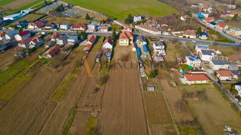  POLYFUNKČNÝ OBJEKT | CHRABRANY | TOPOĽČANY - Letecký pohľad na vidiecke domy v Chrabranoch pri Topoľčanoch obklopené poľami a záhradami.