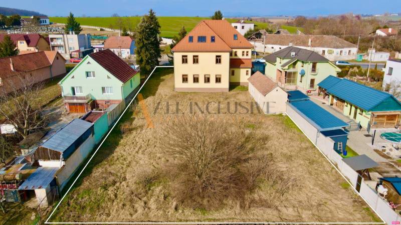  POLYFUNKČNÝ OBJEKT | CHRABRANY | TOPOĽČANY - Budova na ulici Chrabrany v Topoľčanoch, obklopená domami a záhradou.