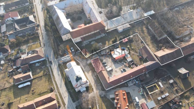 AREÁL | SKLAD | VÝROBNÁ HALA | KOVARCE | TOPOĽČANY - Letecký pohľad na výrobné priestory na Hlavnej ulici v Kovarciach.