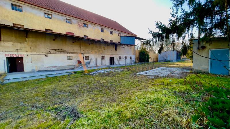 AREÁL | SKLAD | VÝROBNÁ HALA | KOVARCE | TOPOĽČANY - Výrobné priestory na ulici Hlavná v meste Kovarce s exteriérovými prístavbami.