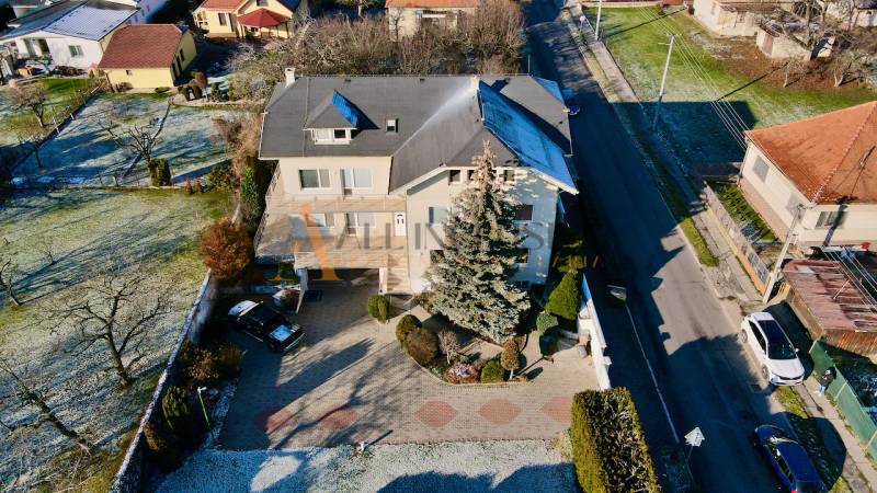 UBYTOVANIE PRE FIRMY - APARTMÁNY | TOPOĽČANY - Vila na ulici Športovcov v Topoľčanoch obklopená zeleným dvorom a parkoviskom.