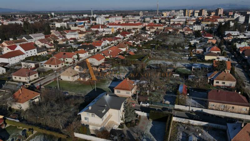 UBYTOVANIE PRE FIRMY - APARTMÁNY | TOPOĽČANY - Panoráma vily v Topoľčanoch na ulici Športovcov s červenými strechami domov.