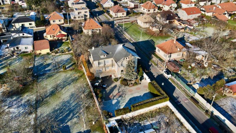 UBYTOVANIE PRE FIRMY - APARTMÁNY | TOPOĽČANY - Vila na ulici Športovcov v Topoľčanoch, obklopená záhradami a okolitými domami.