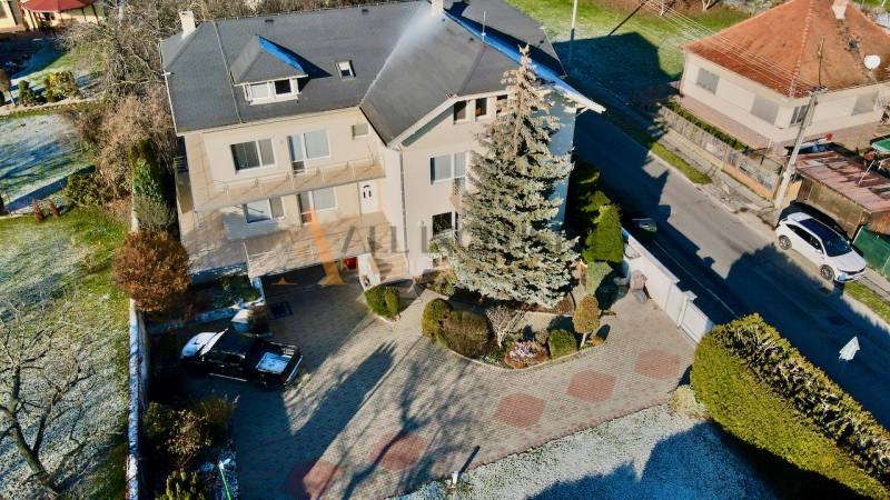 UBYTOVANIE PRE FIRMY - APARTMÁNY | TOPOĽČANY - Vila na Športovcov v Topoľčanoch s dvoma autami a veľkou záhradou.