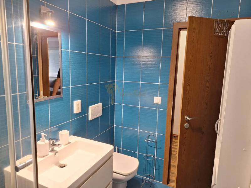2-izb. byt, Pezinok, sídlisko Muškát - Kúpeľňa so sprchovacím kútom, umývadlom a modrými obkladmi v 2-izbovom byte.