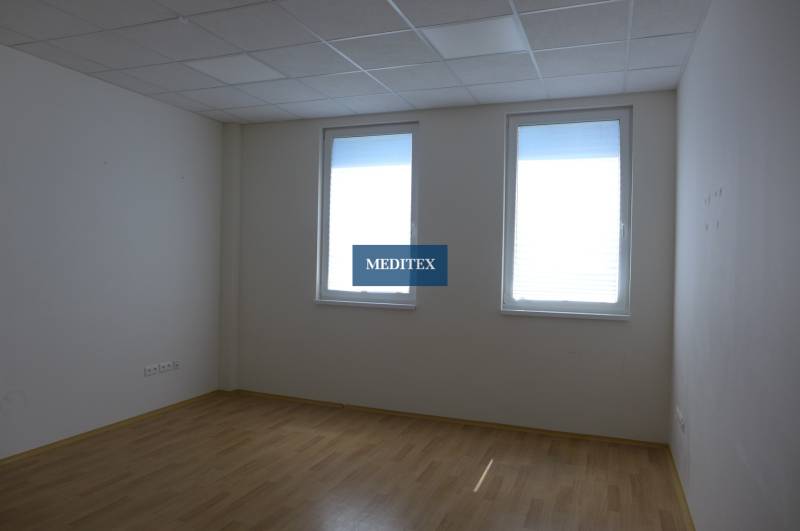Sklad na prenájom s kanceláriami a zázemím o ploche 370 m2 - Pustá miestnosť s drevenou podlahou a dvoma oknami. Sklady a haly.