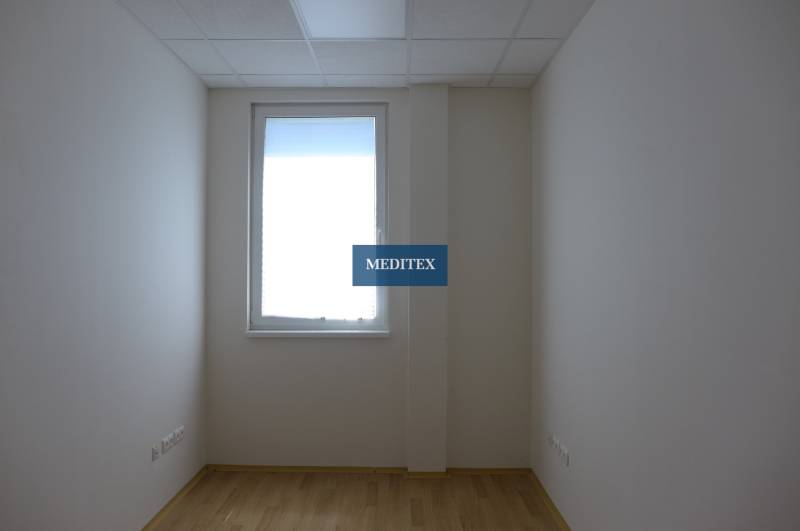 Sklad na prenájom s kanceláriami a zázemím o ploche 370 m2 - Miestnosť s oknom, svetlými stenami a podlahou v priestoroch skladov a hál.