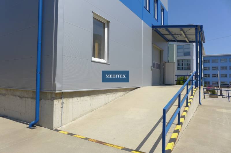 Sklad na prenájom s kanceláriami a zázemím o ploche 370 m2 - Budova s rampou a modrým zábradlím, Bratislava - Nové Mesto, Sklady a haly.
