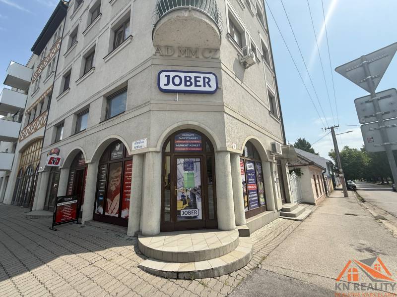 VÝBORNÁ LOKALITA! Na prenájom obchodný priestor Komárno - Obchodné priestory v Komárne na Petőfiho ulici so slnečnou fasádou a reklamnými štítmi.