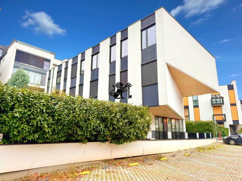 Budova s 8 apartmánmi alebo medicínske centrum, 9 park. miest- Kolibe - Budova na ulici Na varte s modernou architektúrou a upraveným okolím.