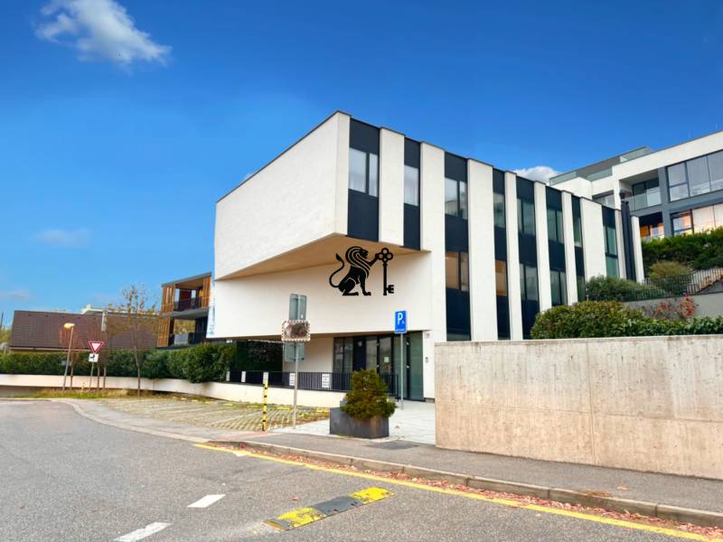 Budova s 8 apartmánmi alebo medicínske centrum, 9 park. miest- Kolibe - Budova na ulici Na varte, s moderným exteriérom a okolím.