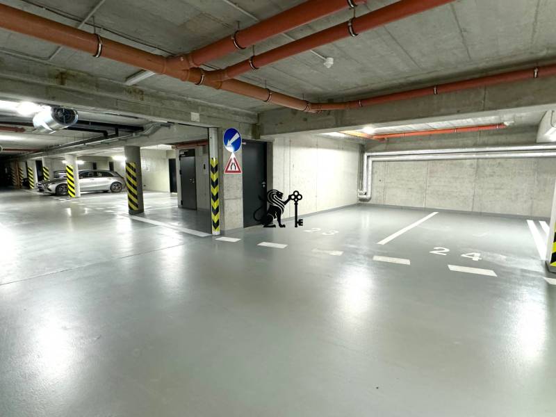 Budova s 8 apartmánmi alebo medicínske centrum, 9 park. miest- Kolibe - Podzemné garáže, na ulici Na varte, parkovacie miesta budova, prázdna plocha, potrubia.
