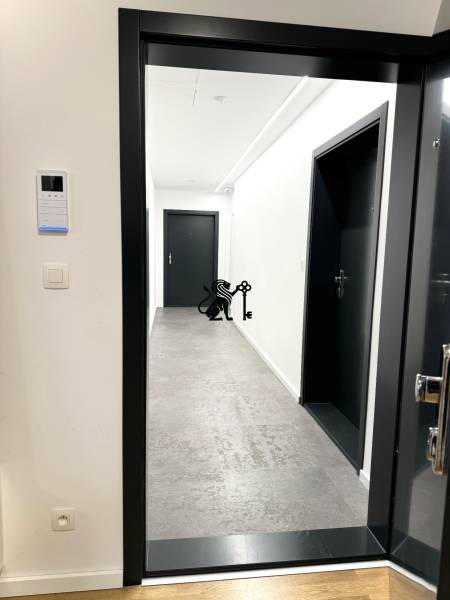Budova s 8 apartmánmi alebo medicínske centrum, 9 park. miest- Kolibe - Vchod do interiéru v budove s chodbou na ulici Na varte.