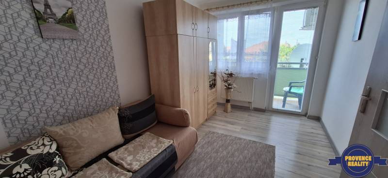 PREDAJ: 3 izbový byt s loggiou - Komárno, č. Ďulov Dvor - Izba v 3-izbovom byte s pohovkou, šatníkom a balkónom.