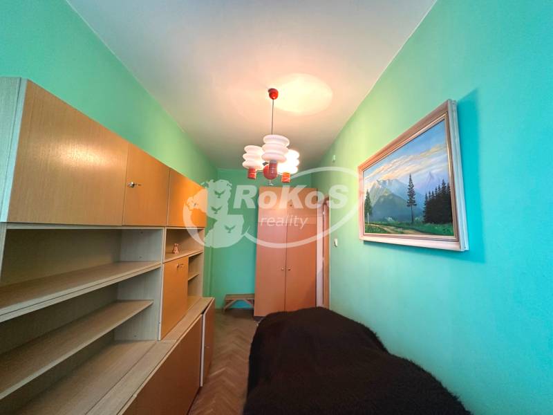 PRENÁJOM - 3 izbový byt s balkónom, Šafárikova ulica, Rožňava - Úzka izba v 3-izbovom byte s svetlým nábytkom a maľbou na stene.