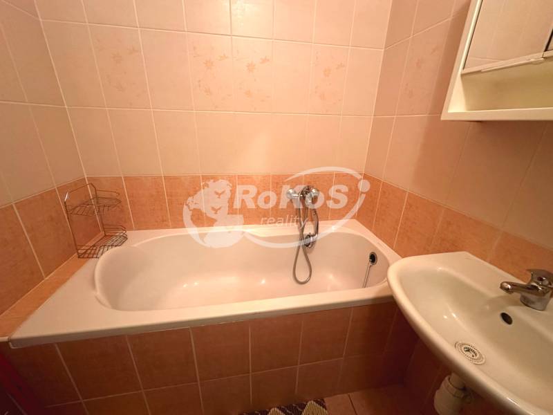 PRENÁJOM - 3 izbový byt s balkónom, Šafárikova ulica, Rožňava - Kúpeľňa so sprchovacou vaňou a umývadlom v 3-izbovom byte.