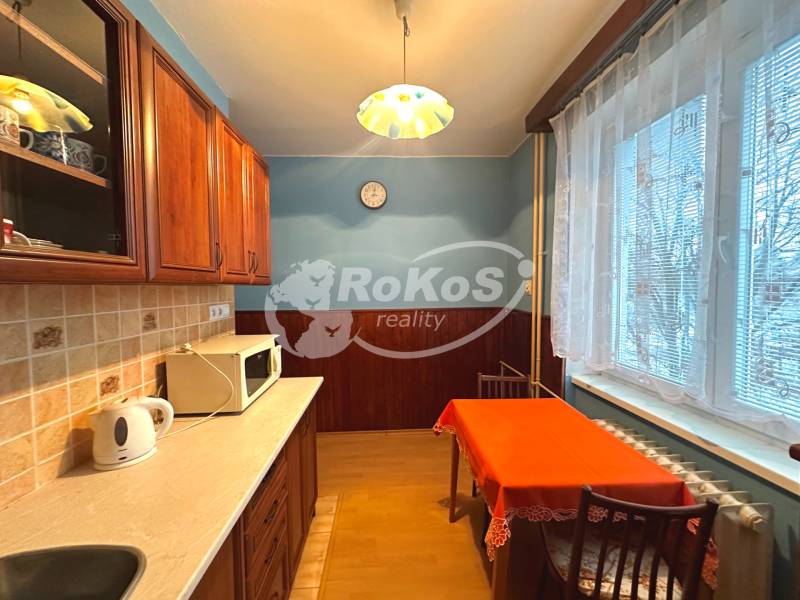 PRENÁJOM - 3 izbový byt s balkónom, Šafárikova ulica, Rožňava - Kuchyňa v 3-izbovom byte s dreveným nábytkom a jedálenským stolom.