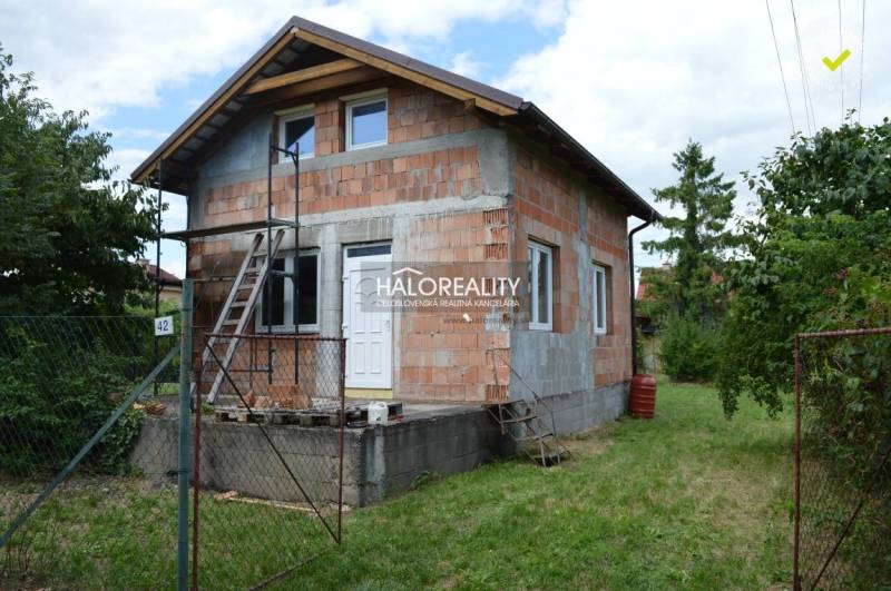 REZERVOVANÉ - Predaj, chalupa Vinosady - VO VÝSTAVBE... - Chata vo Vinosadoch postavená z tehál, s rebríkom a zeleným okolím.