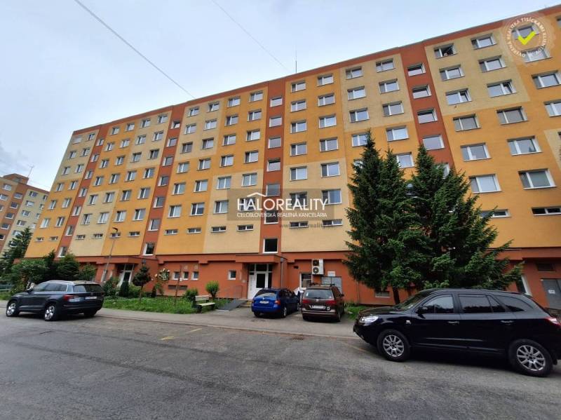REZERVOVANÉ - Predaj, trojizbový byt Prievidza, Sídl... - Bytový dom v Prievidzi s parkovacími miestami a zeleňou, vhodný pre 3-izbový byt.