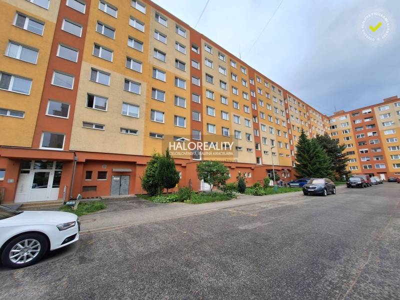 REZERVOVANÉ - Predaj, trojizbový byt Prievidza, Sídl... - Panelák s 3-izbovými bytmi v Prievidzi, obklopený zeleňou a parkoviskom.