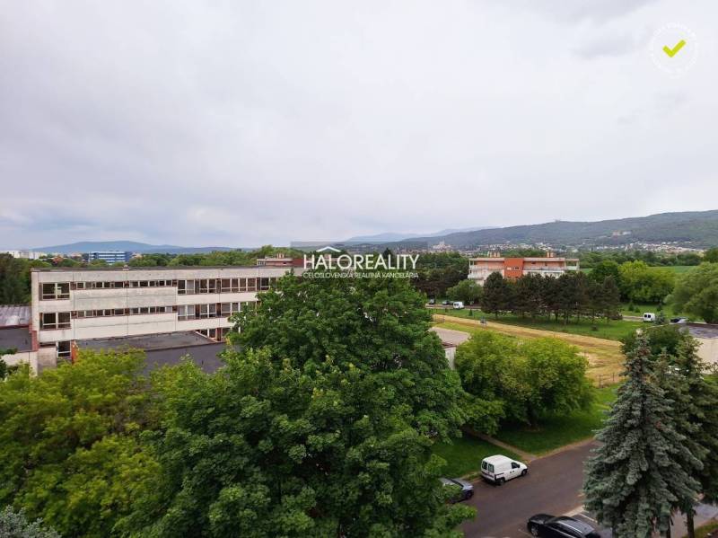 REZERVOVANÉ - Predaj, trojizbový byt Prievidza, Sídl... - Výhľad z 3-izbového bytu v Prievidzi na zeleň a budovy.