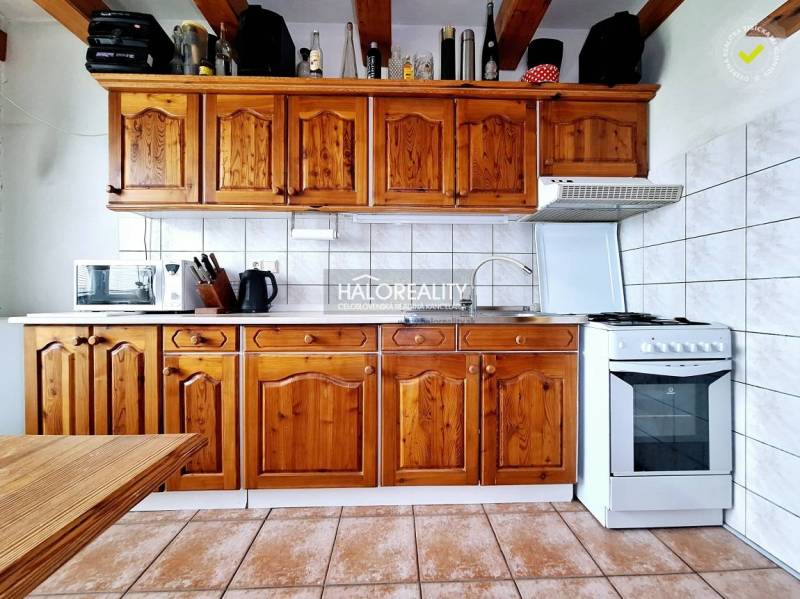 REZERVOVANÉ - Predaj, trojizbový byt Prievidza, Sídl... - Rustikálna kuchyňa so skrinkami, rúrou a spotrebičmi v 3-izbovom byte.
