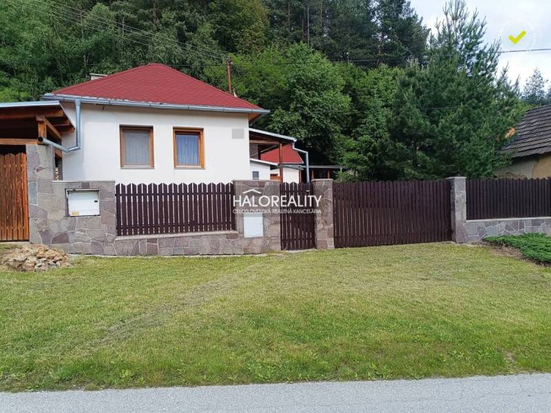 REZERVOVANÉ - Predaj, chalupa Helcmanovce - EXKLUZÍV... - Chata v Helcmanovciach s dreveným plotom a upraveným trávnikom obklopená zeleňou.
