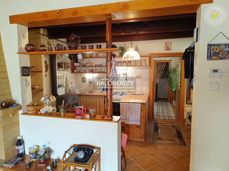 REZERVOVANÉ - Predaj, chalupa Helcmanovce - EXKLUZÍV... - Kuchyňa v chate so dreveným obložením, tradičný nádych a keramické doplnky.