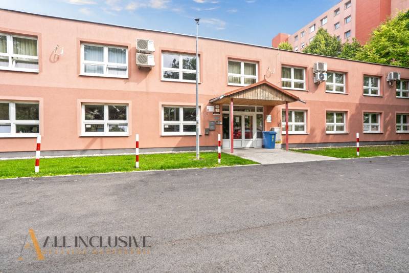 NA PRENÁJOM KANCELÁRSKE PRIESTORY V CENTRE MESTA D.S. - Jednoposchodová budova kancelárií na ulici Jilemnického v Dunajskej Strede s parkovacími miestami.