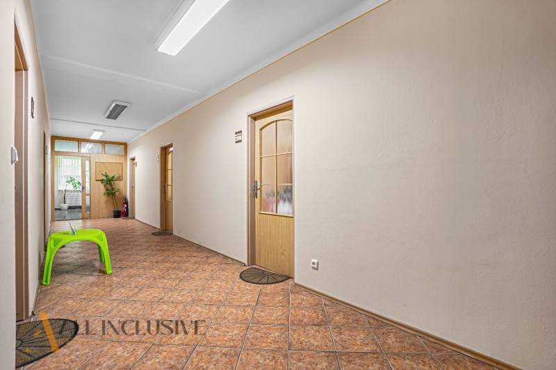NA PRENÁJOM KANCELÁRSKE PRIESTORY V CENTRE MESTA D.S. - Chodba s dverami a kvetmi v Kanceláriách na ulici Jilemnického, Dunajská Streda.