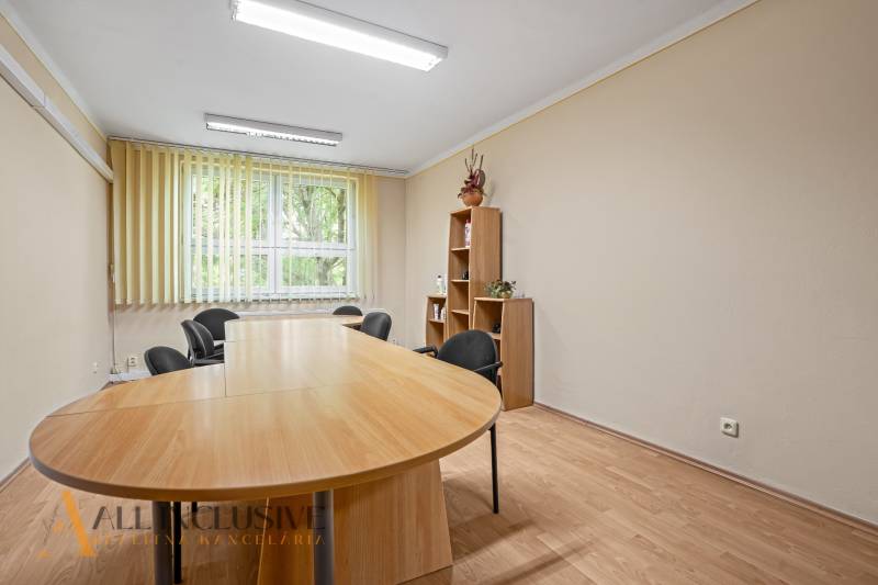 NA PRENÁJOM KANCELÁRSKE PRIESTORY V CENTRE MESTA D.S. - Jedálenský stôl s knihovničkou a kancelárskymi stoličkami v kancelárii.