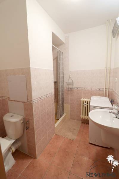 PREDAJ: 2i moderný byt, Mudroňova Piešťany - Kúpeľňa v 2-izbovom byte s WC, sprchovým kútom a keramickou dlažbou.