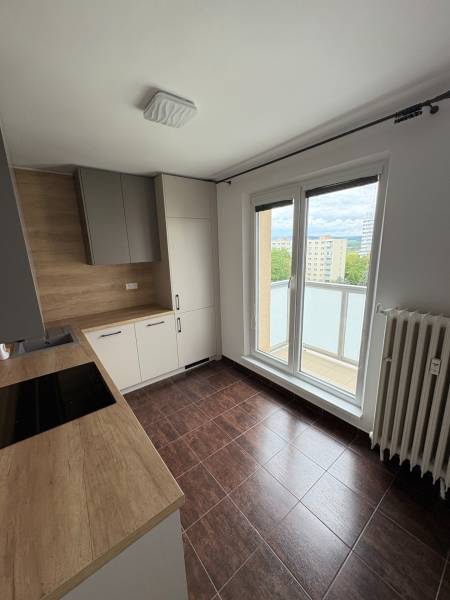 2-izbový byt s 1 veľkým balkónom a 1 menším balkónom v Novej Dubnici. - Kuchyňa v 2-izbovom byte s drevenou pracovnou doskou a prístupom na balkón.