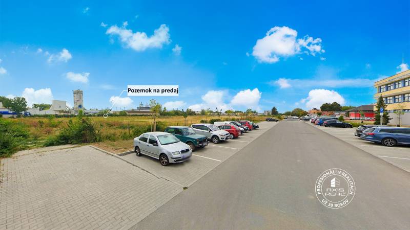 Komerčný stavebný pozemok (5.918 m2), Piešťany - Parkovisko vedľa komerčného pozemku na Priemyselnej ulici v Piešťanoch.