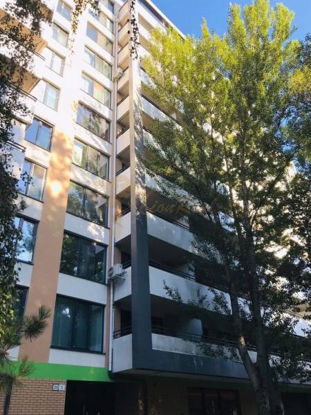 1-izb. apartmán, Antolska ul., Petržalka, rezidencia Draždiak - Bytový dom s balkónmi na Antolskej ulici v Bratislave - Petržalke obklopený stromami.
