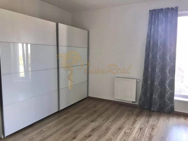 1-izb. apartmán, Antolska ul., Petržalka, rezidencia Draždiak - Izba s drevenou podlahou, veľká skriňa a záves, 1-izbový byt.