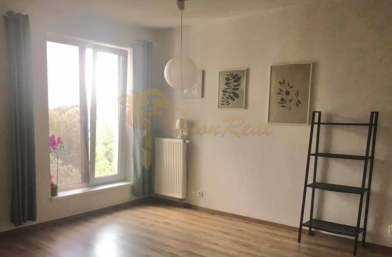 1-izb. apartmán, Antolska ul., Petržalka, rezidencia Draždiak - Izba v 1-izbovom byte so svetlým a priestranným interiérom, polička a dekorácie.