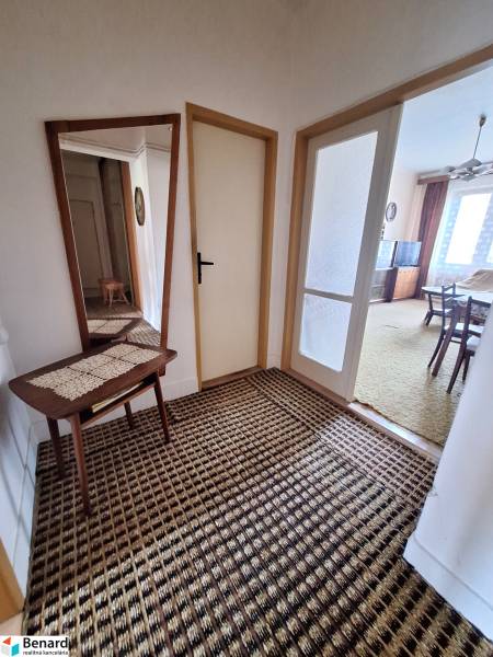 REZERVOVANÝ 2 IZBOVÝ TEHLOVÝ BYT, BALKÓN, ŠIRŠIE CENTRUM, PREŠOV - Chodba s kobercom a zrkadlom v 2-izbovom byte, vedúca do obývacej izby.