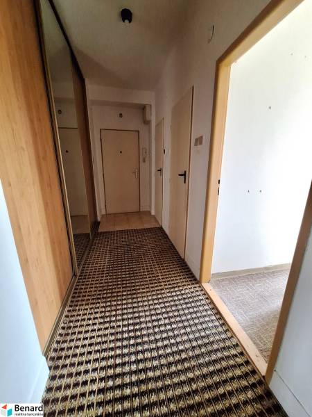 REZERVOVANÝ 2 IZBOVÝ TEHLOVÝ BYT, BALKÓN, ŠIRŠIE CENTRUM, PREŠOV - Chodba v 2-izbovom byte so vzorovaným kobercom a vstavanou skriňou.