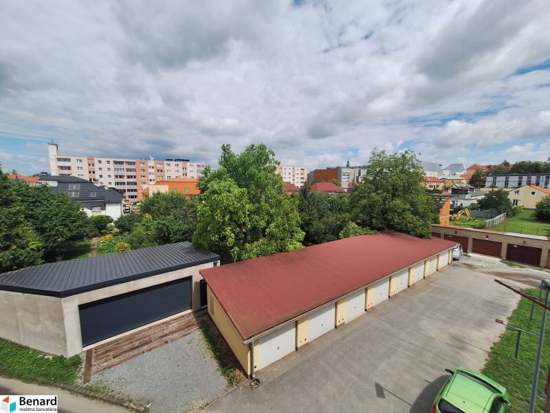 REZERVOVANÝ 2 IZBOVÝ TEHLOVÝ BYT, BALKÓN, ŠIRŠIE CENTRUM, PREŠOV - Pohľad na garáže a zeleň medzi budovami na Pavlovičovom námestí v Prešove.