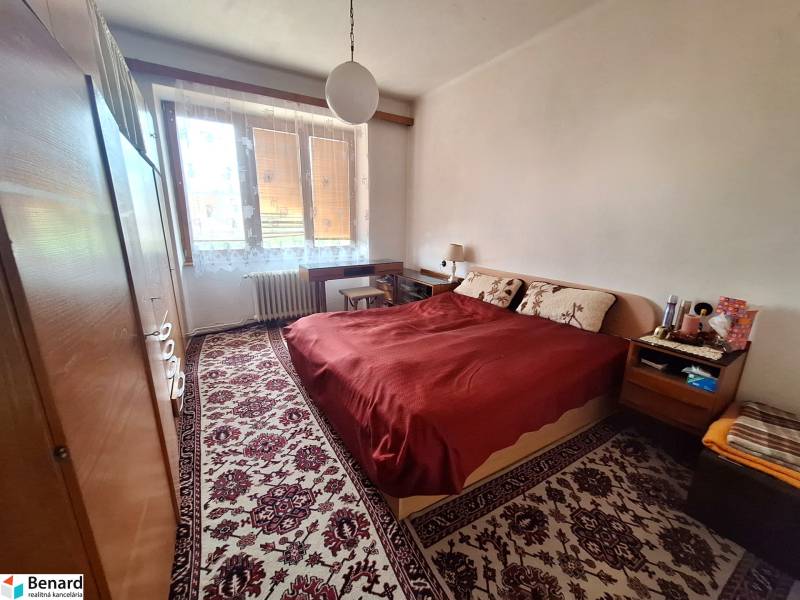 REZERVOVANÝ 2 IZBOVÝ TEHLOVÝ BYT, BALKÓN, ŠIRŠIE CENTRUM, PREŠOV - Spálňa v 2-izbovom byte s dvojposteľou, koberec, skrine, okno s radiátorom.
