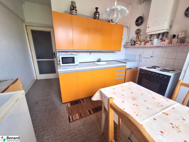 REZERVOVANÝ 2 IZBOVÝ TEHLOVÝ BYT, BALKÓN, ŠIRŠIE CENTRUM, PREŠOV - Kuchyňa s oranžovou linkou a jedálenským stolom v 2-izbovom byte.