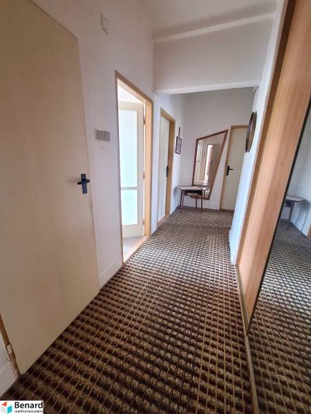 REZERVOVANÝ 2 IZBOVÝ TEHLOVÝ BYT, BALKÓN, ŠIRŠIE CENTRUM, PREŠOV - Chodba v 2-izbovom byte s kobercom, zrkadlom a stolíkom.